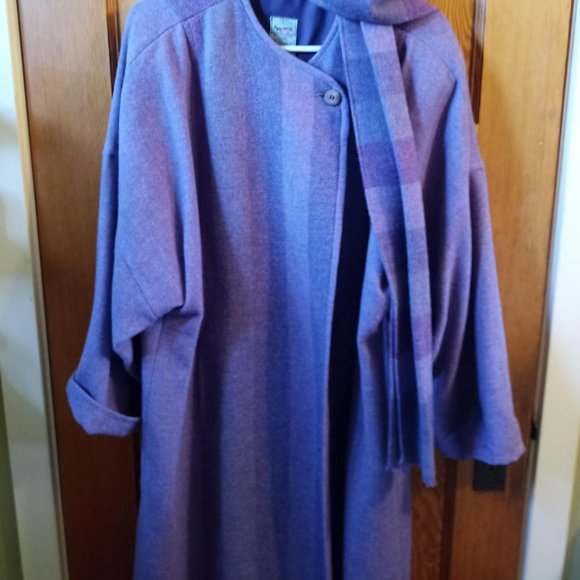 Women's Coat - Picture 3 of 4